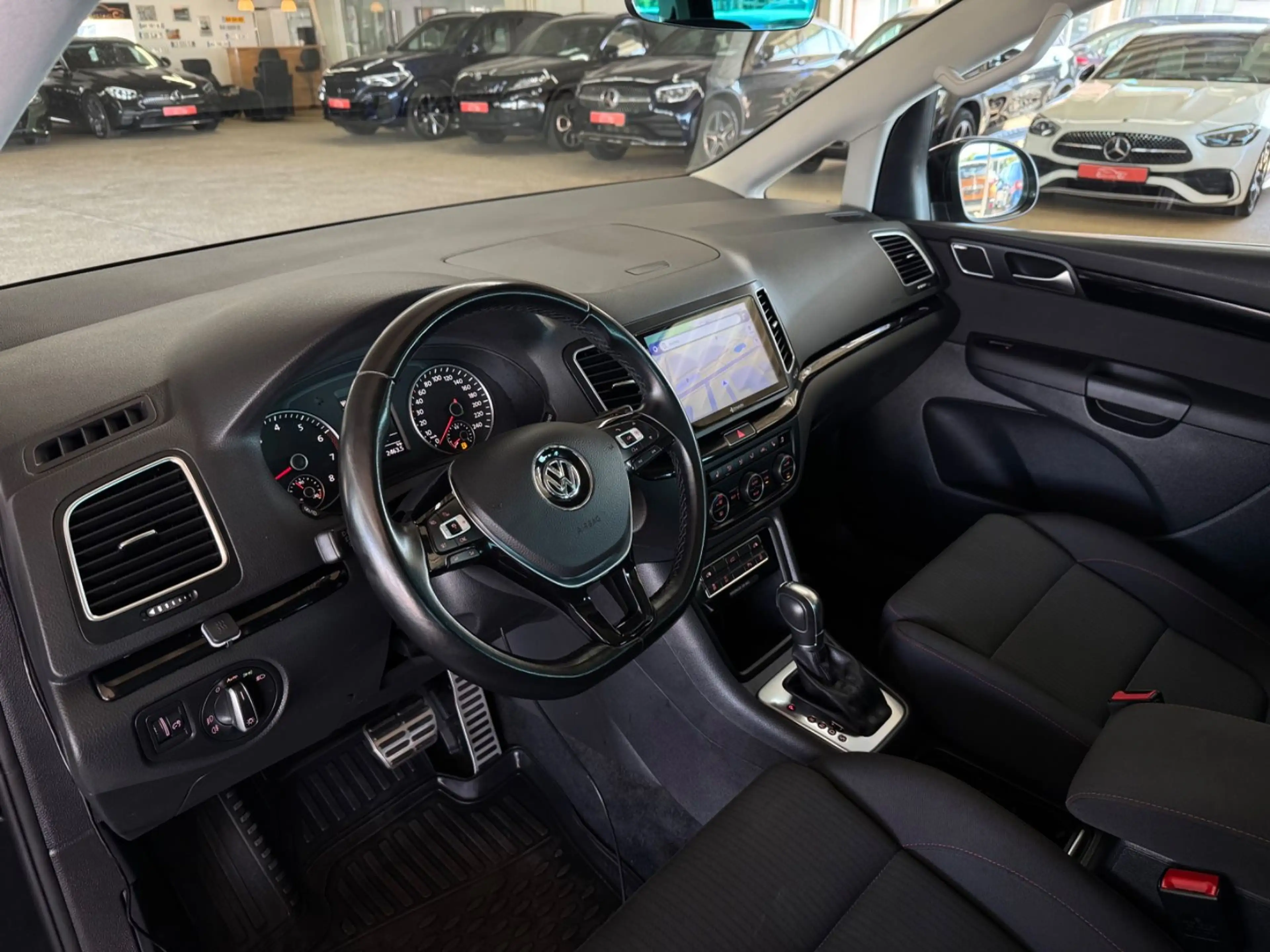 Volkswagen Sharan DSG 7Sitz AHK*STHZ*APP*LED*SHZ*ACC*PAN*RK — photo 10