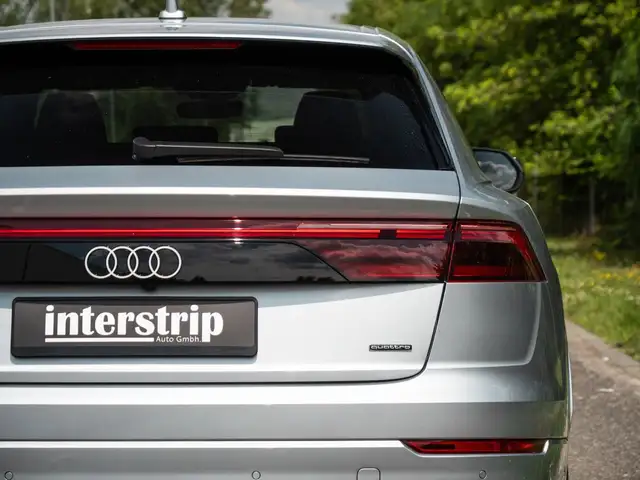 Audi Q8 view 10
