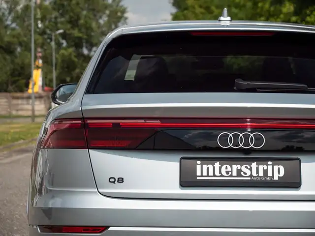 Audi Q8 view 9