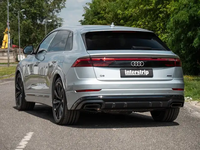 Audi Q8 view 4