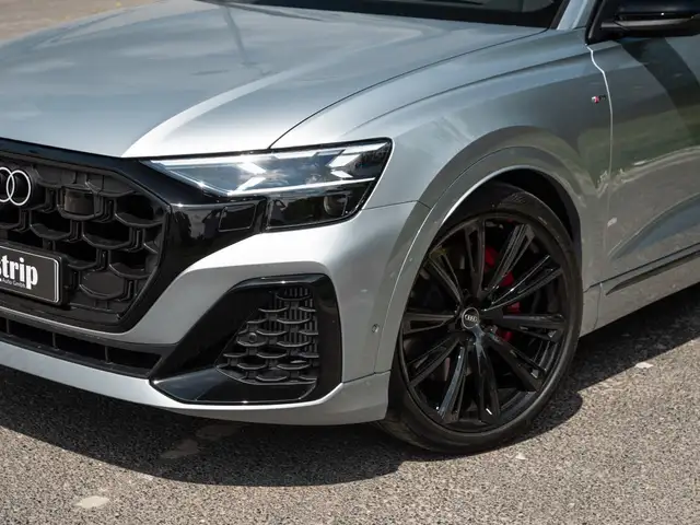 Audi Q8 view 8