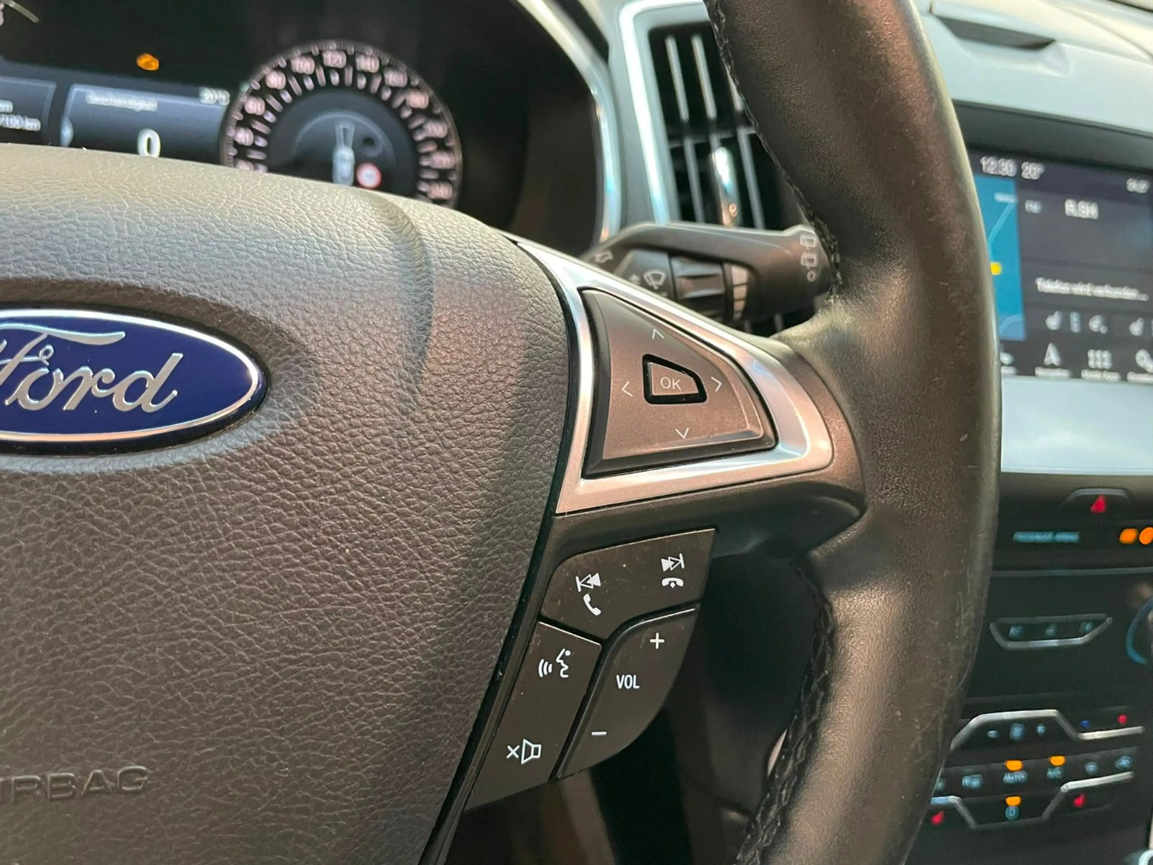 Ford Edge Titanium 4x4 / AHK / NAVI / 1.HAND / PANO — photo 29