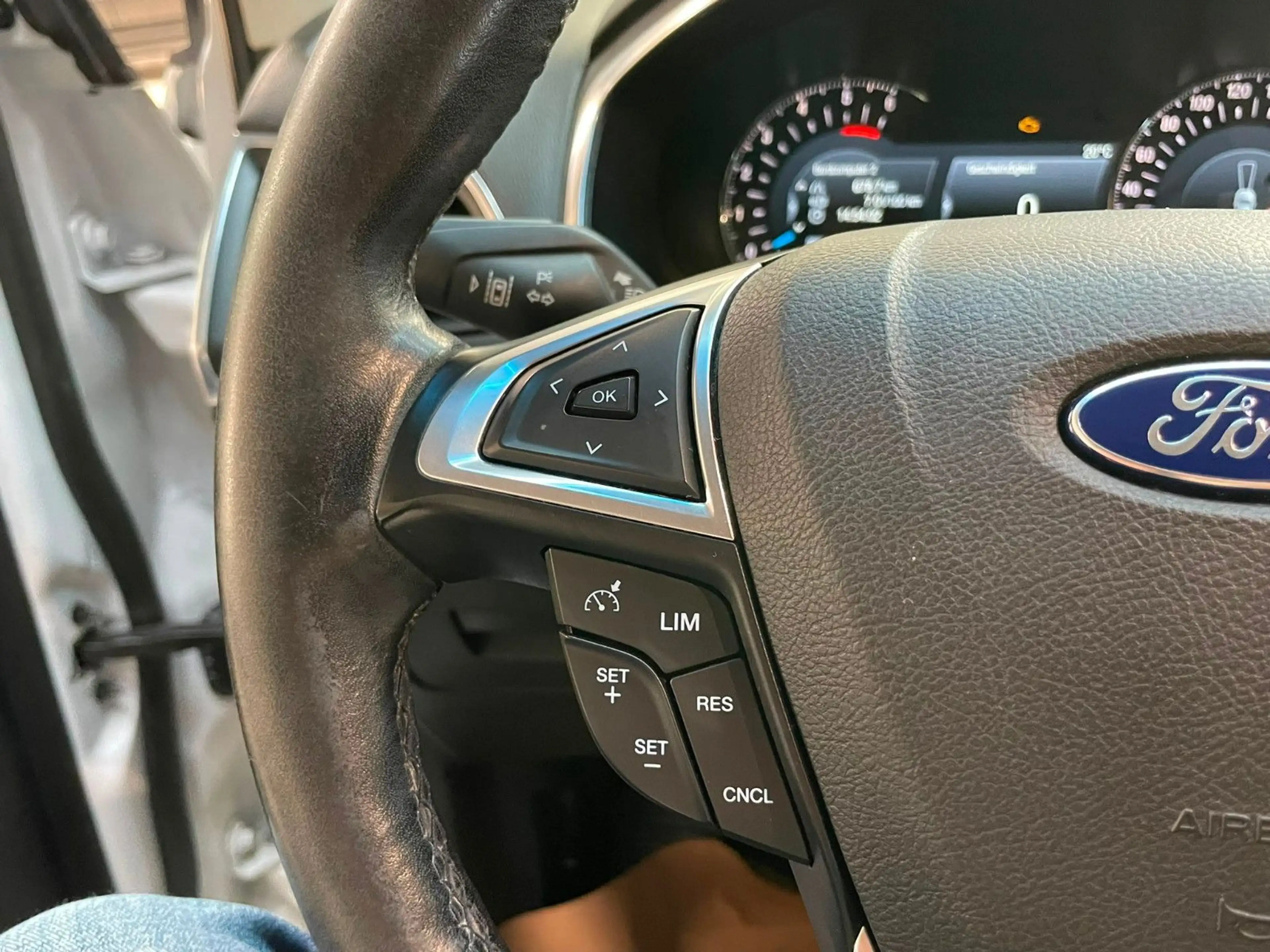 Ford Edge Titanium 4x4 / AHK / NAVI / 1.HAND / PANO — photo 28