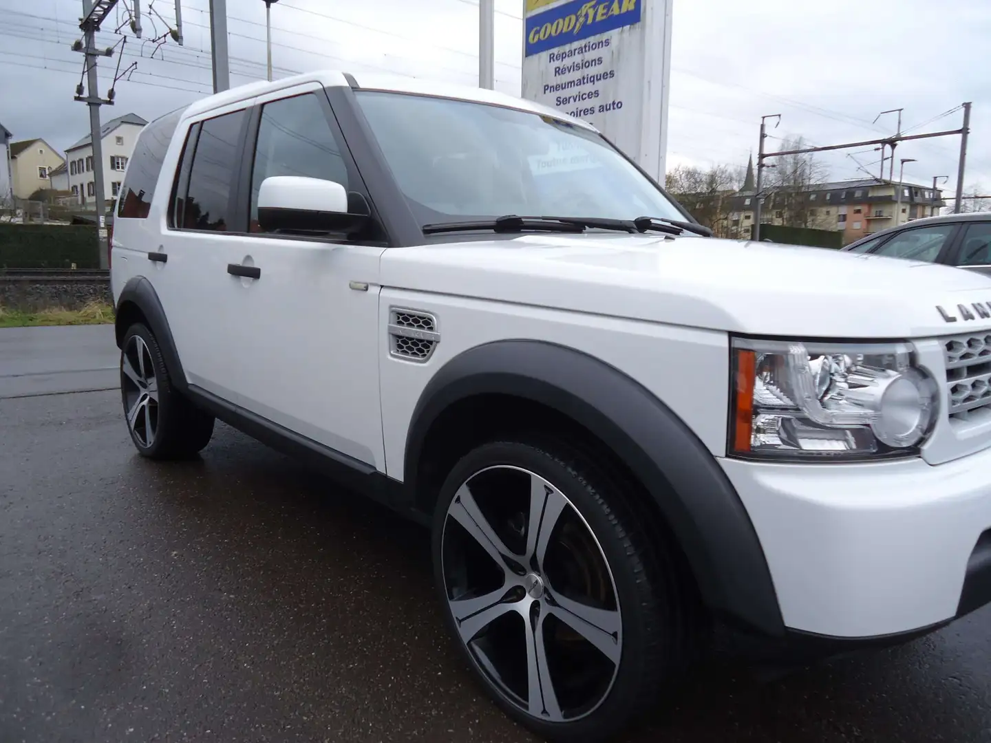 Land Rover Discovery 3.0 TdV6 E bijela - 2