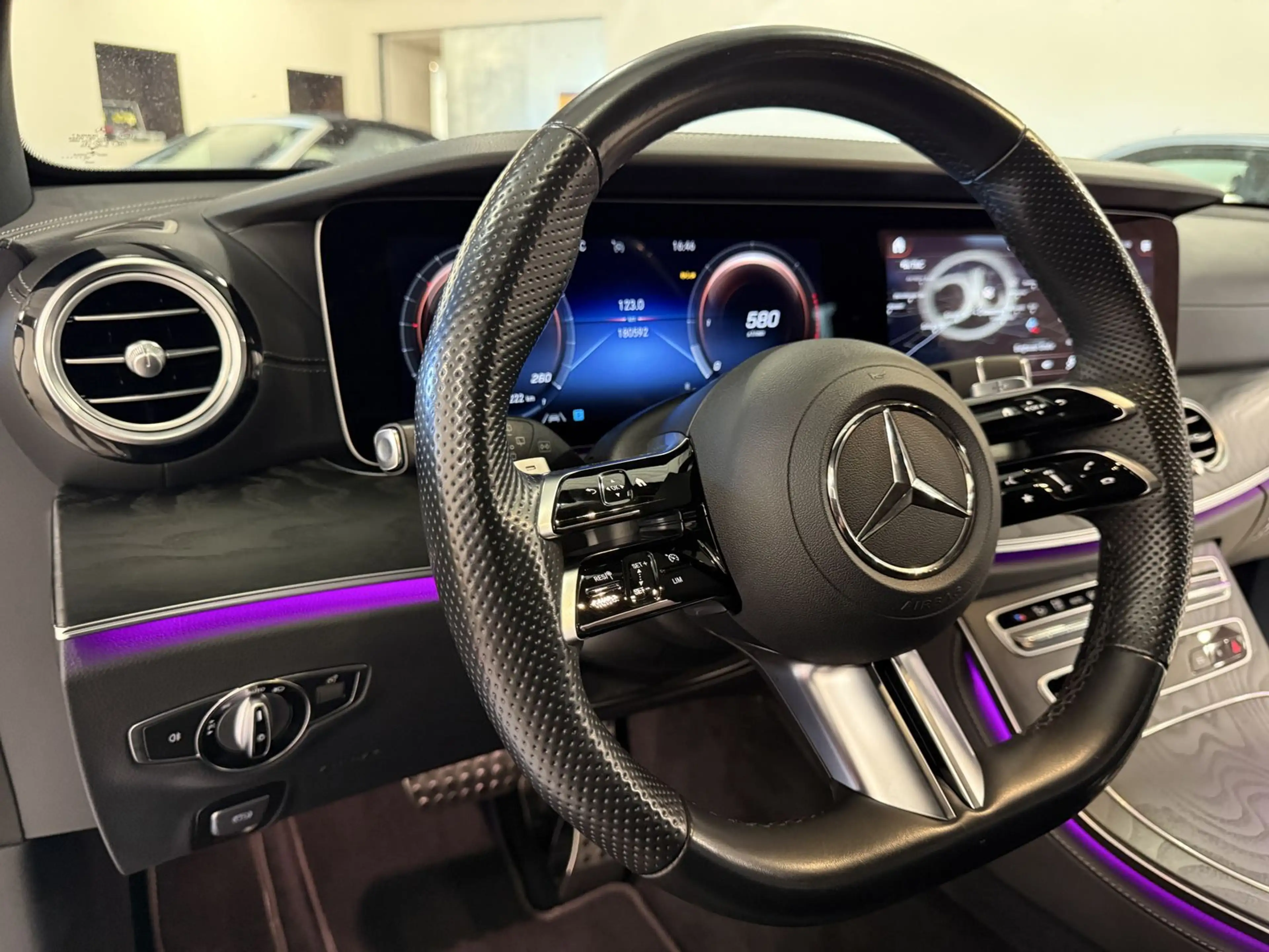 Mercedes-Benz E 400 4Matic AMG Line *Nappa-HUD-STHZ-Night-19" — photo 15