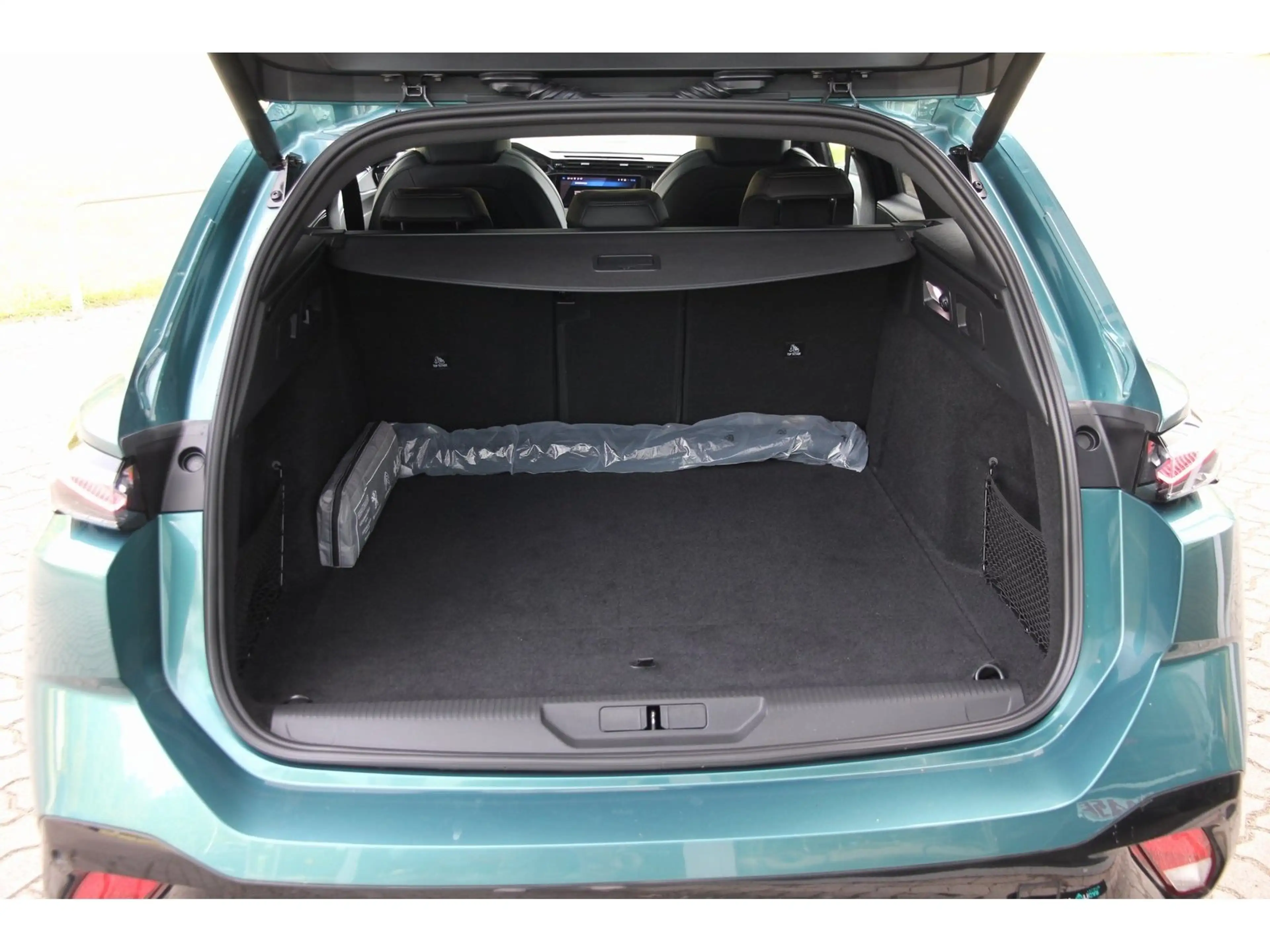 Peugeot 308 SW GT Pack Hybrid 225 e-EAT8 Carplay Matrix — photo 8