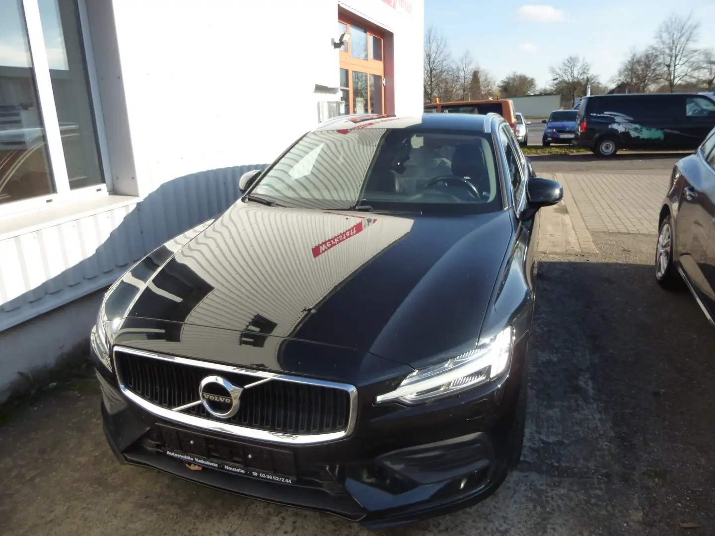 Volvo V60 Momentum Pro Schwarz - 1