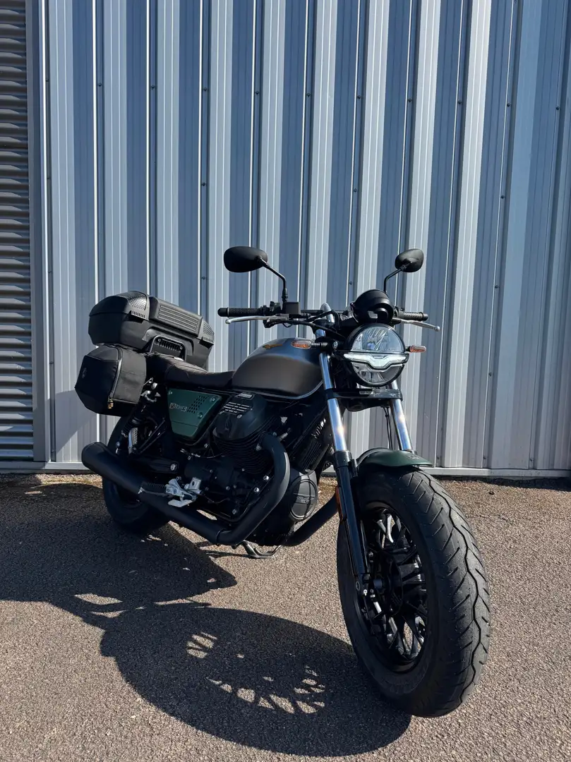 Moto Guzzi V 9 - 1