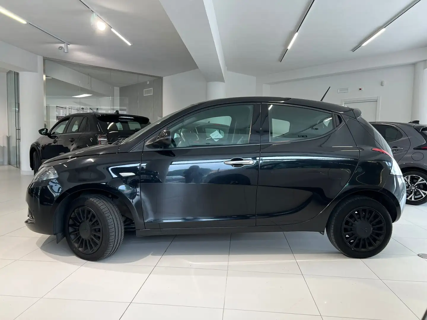 Lancia Ypsilon 1.0 FireFly 5 porte S&S Hybrid Silver Nero - 2