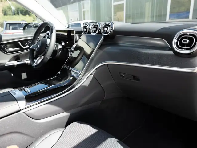 Mercedes-Benz GLC view 3