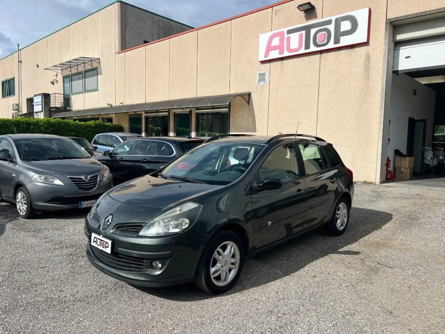 Renault Clio 1.2 16V SporTour Dynamique Grün - 1
