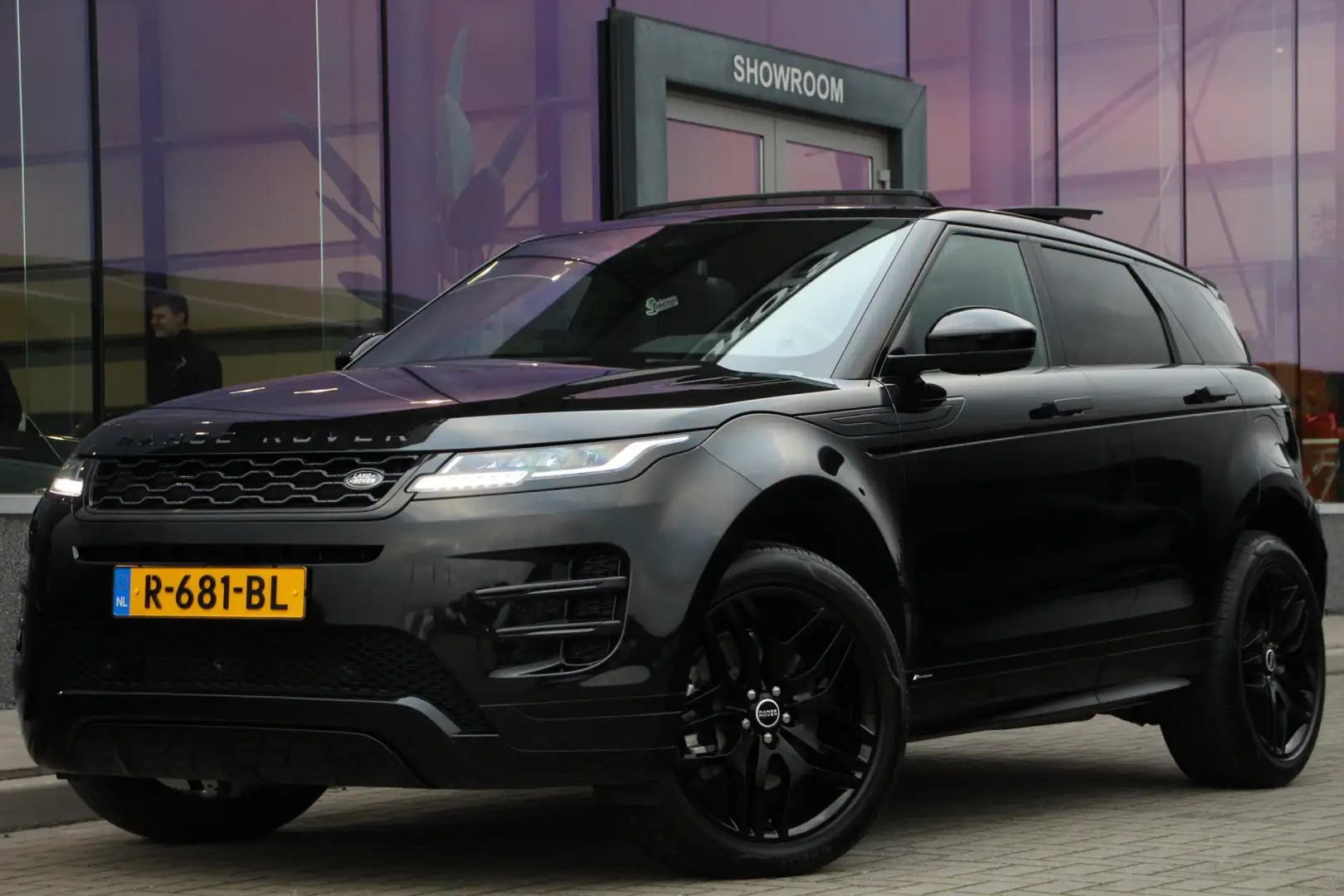 Land Rover Range Rover Evoque 1.5 P300e AWD R-Dynamic SE | Pano. | Leer | Meridi Zwart - 1
