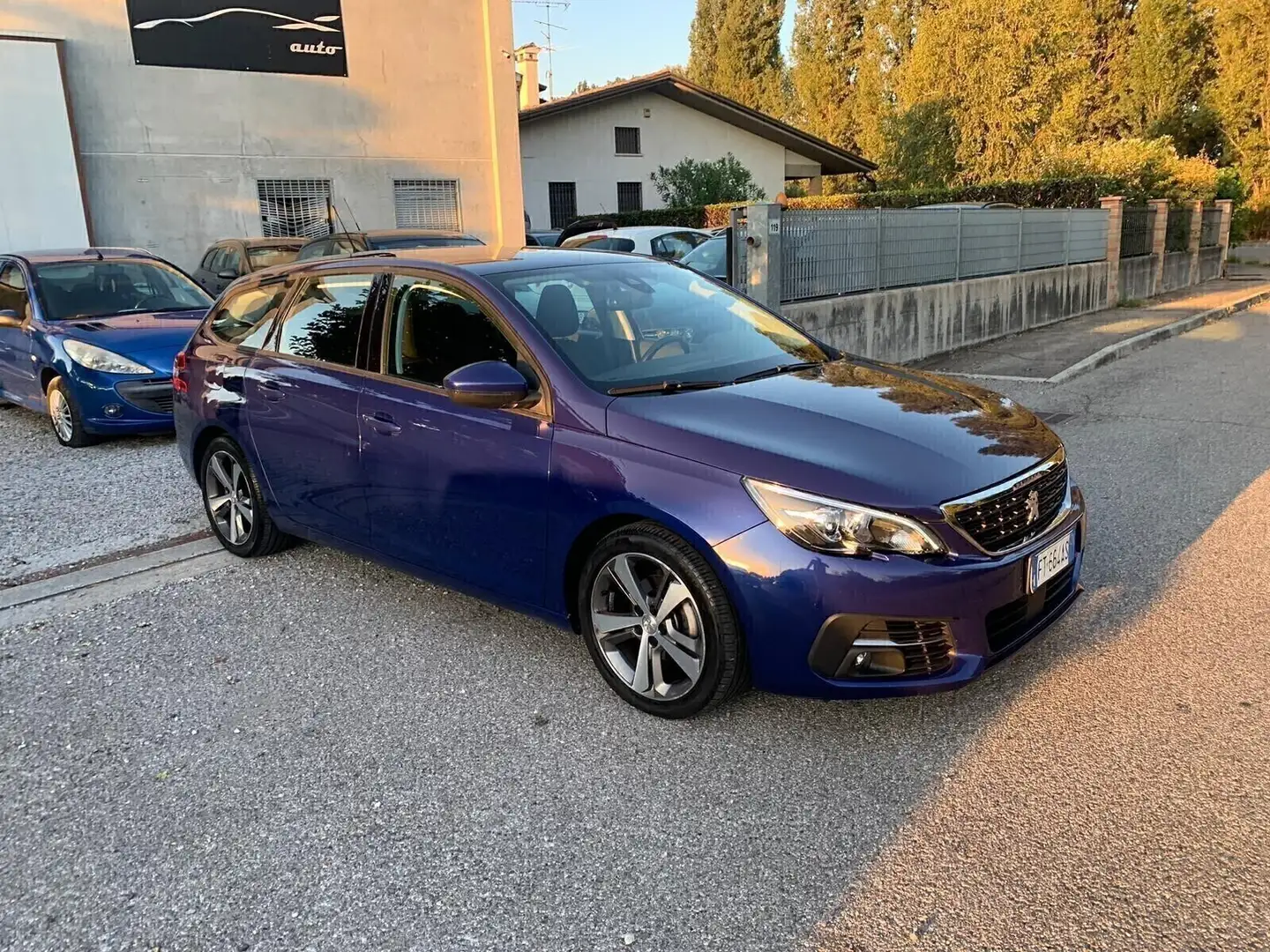Peugeot 308 BlueHDi 100 S&S SW Active Blau - 2