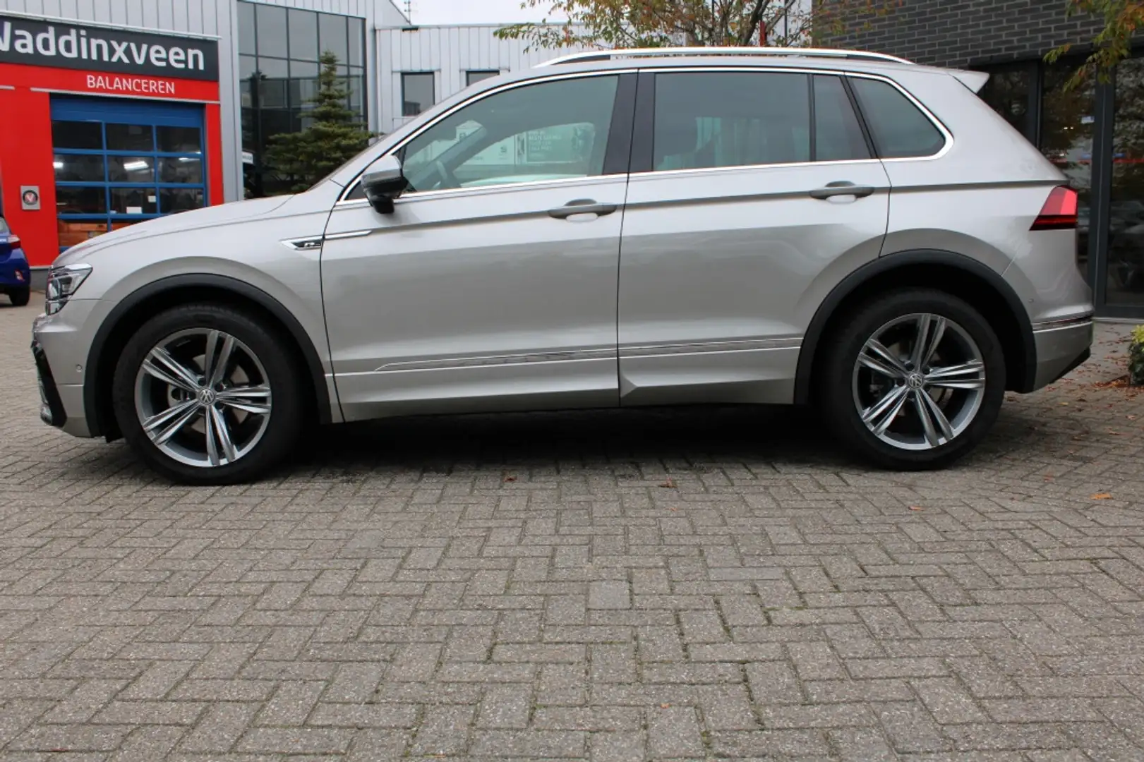 Volkswagen Tiguan 1.5 TSI R-Line DSG Virtual/Pano/Leer/360view "RIJK Grijs - 2