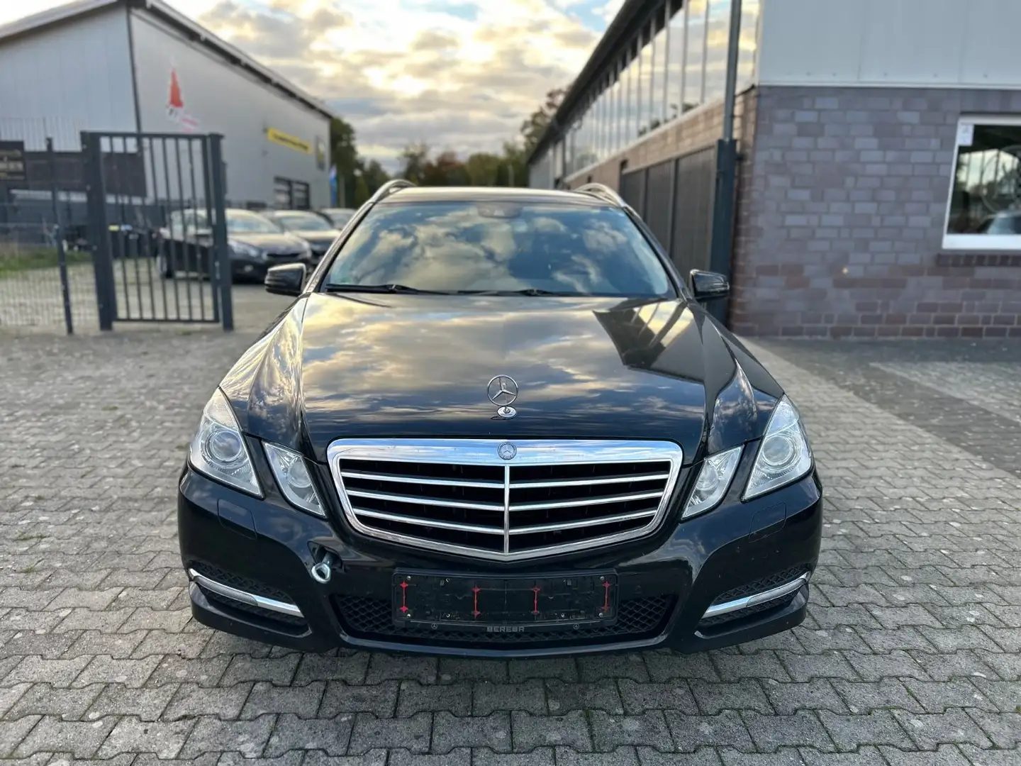 Mercedes-Benz E 250 T CGI BlueEfficiency Autom *MOTORSCHADEN* Schwarz - 2
