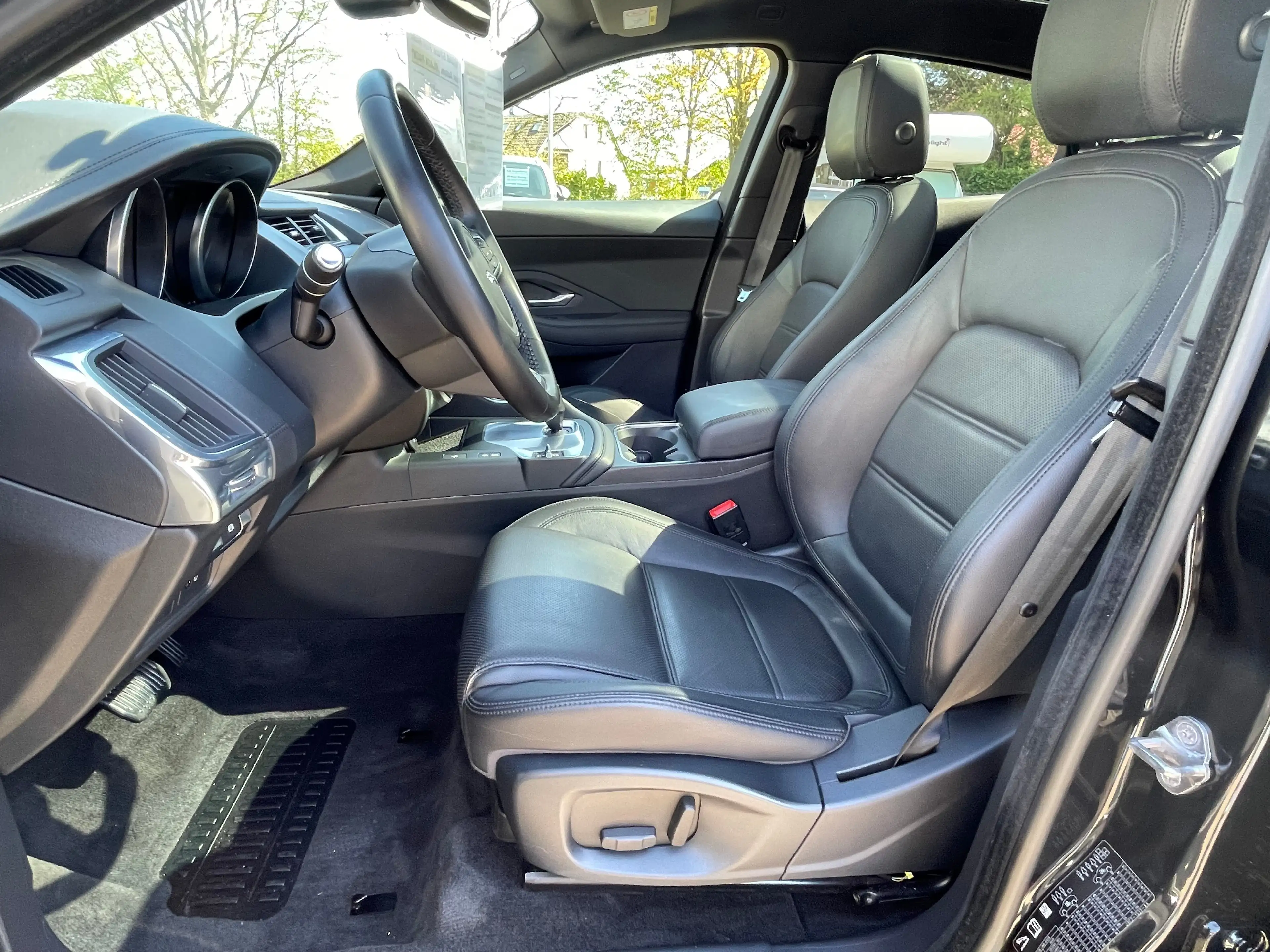 Jaguar E-Pace E-Pace P250 AWD "BLACK PACK"+Panorama+KAMERA+2.Hd — photo 12