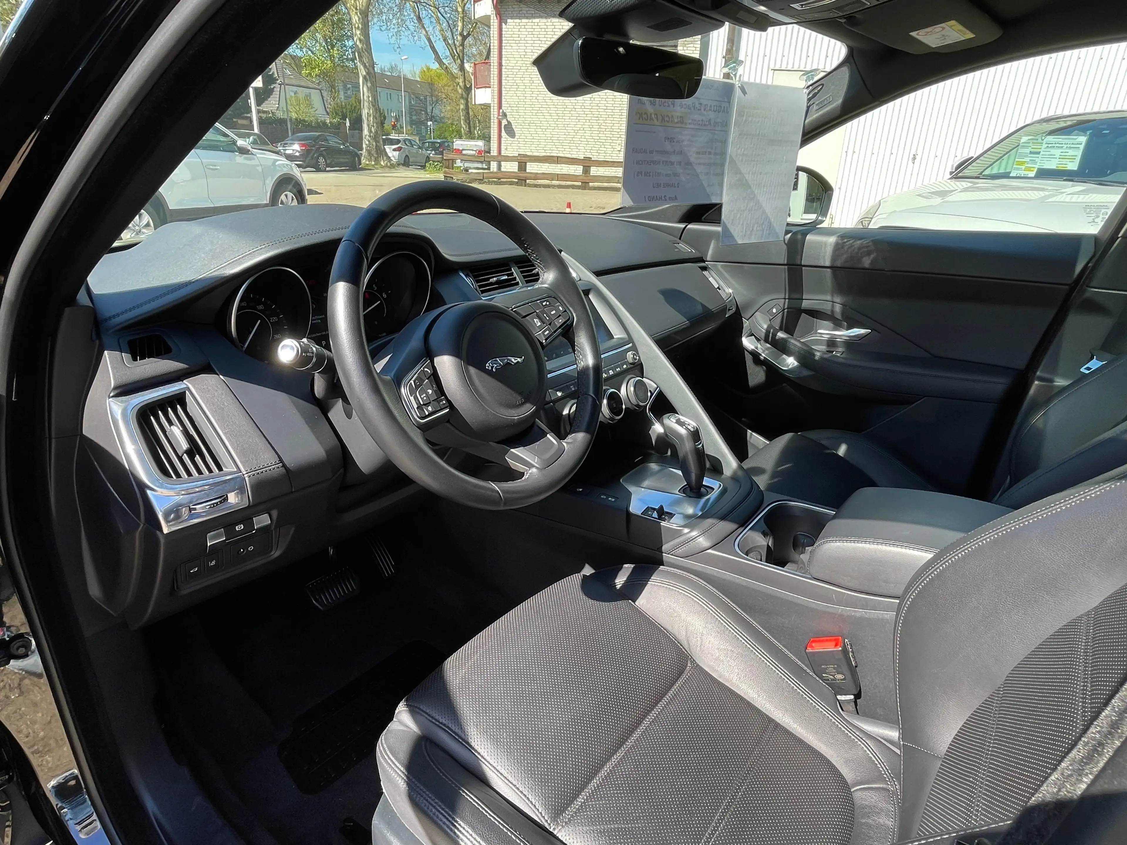Jaguar E-Pace E-Pace P250 AWD "BLACK PACK"+Panorama+KAMERA+2.Hd — photo 10