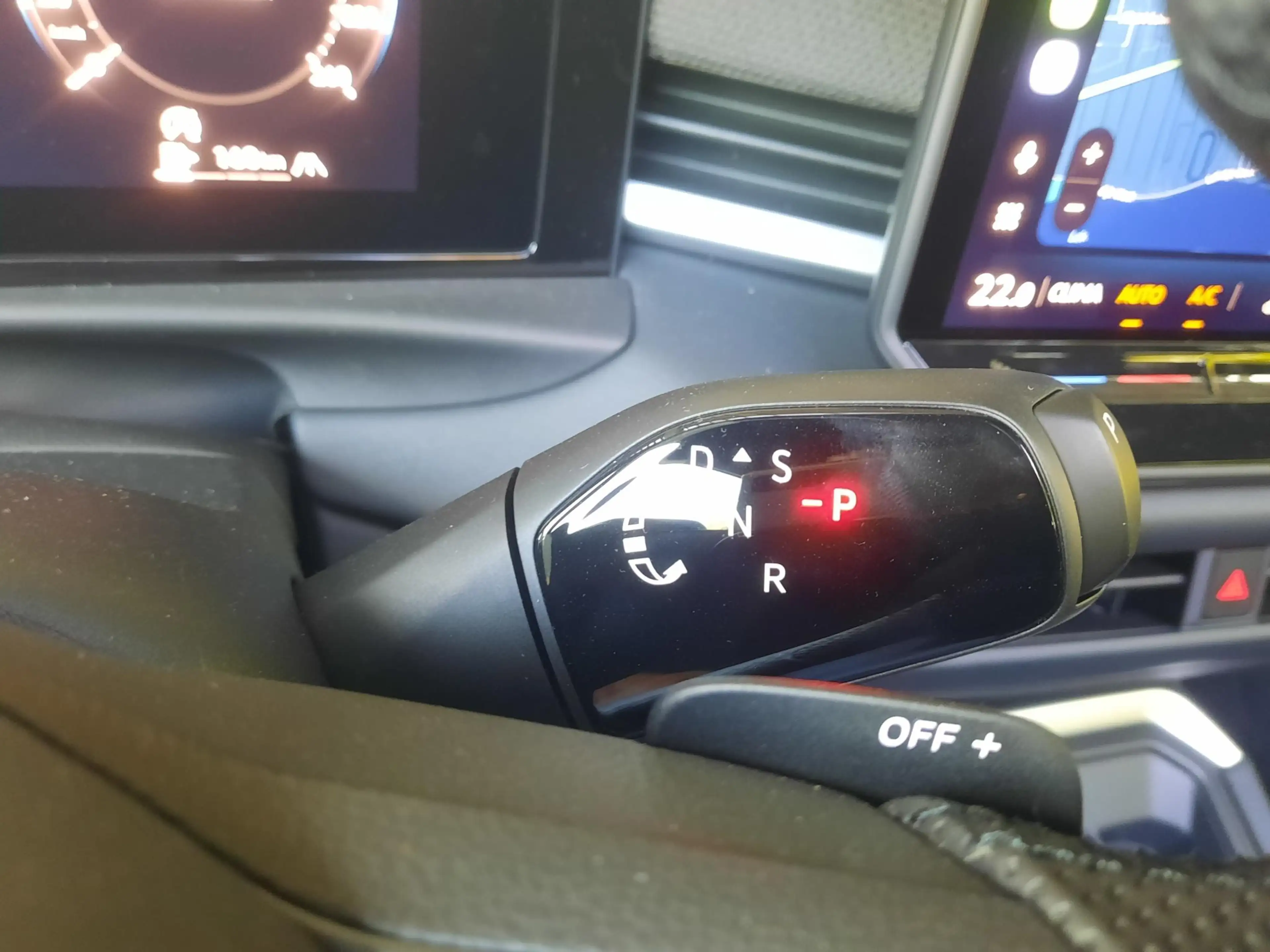 Volkswagen T-Roc 1.5 eTSI 150pk DSG R-Line Blackstyle (Pano,Camera) — photo 16