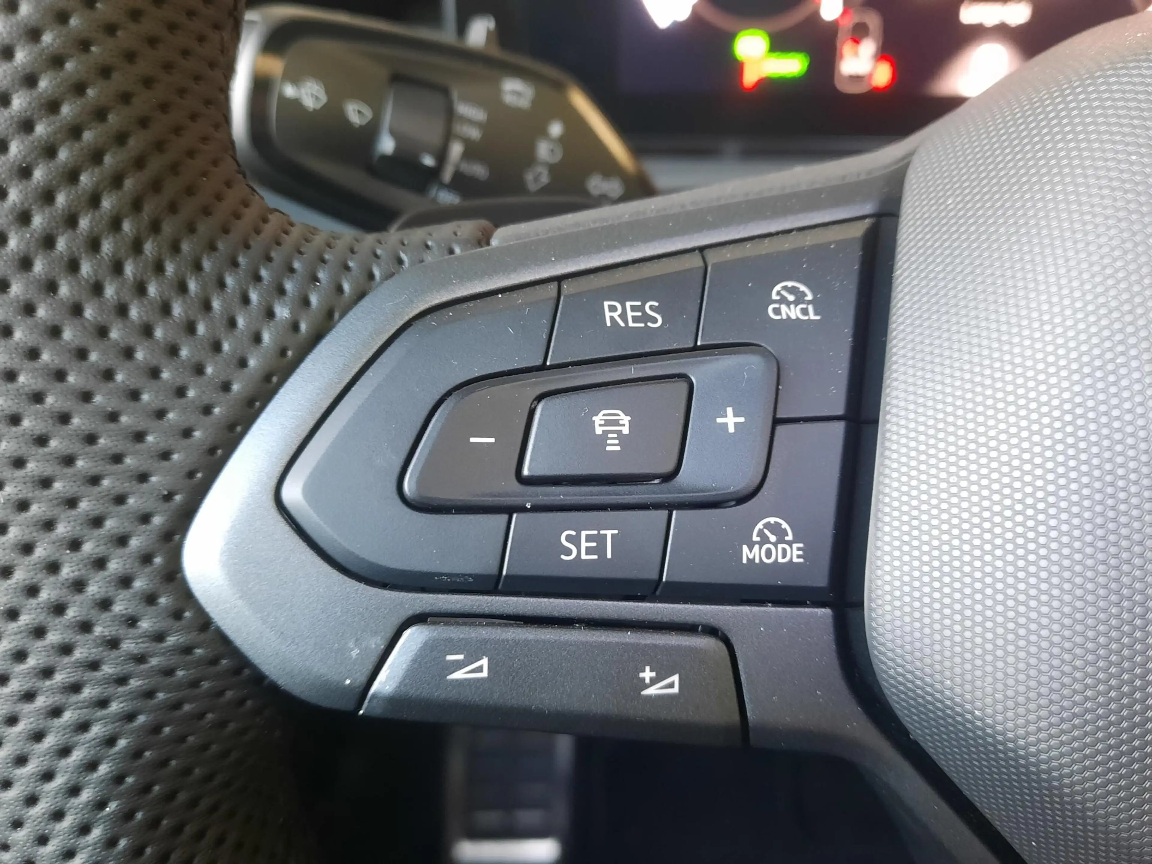 Volkswagen T-Roc 1.5 eTSI 150pk DSG R-Line Blackstyle (Pano,Camera) — photo 14
