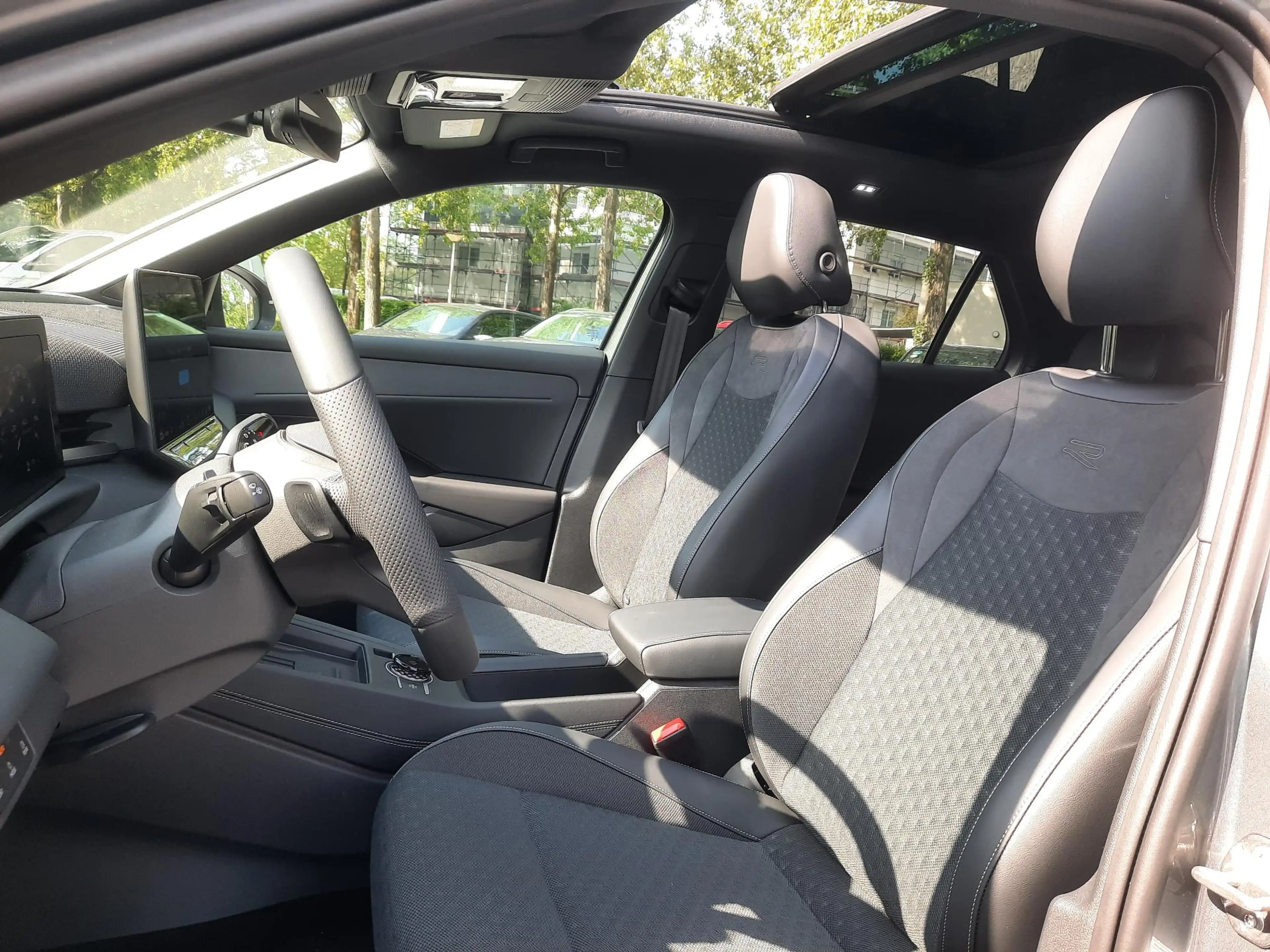 Volkswagen T-Roc 1.5 eTSI 150pk DSG R-Line Blackstyle (Pano,Camera) — photo 10