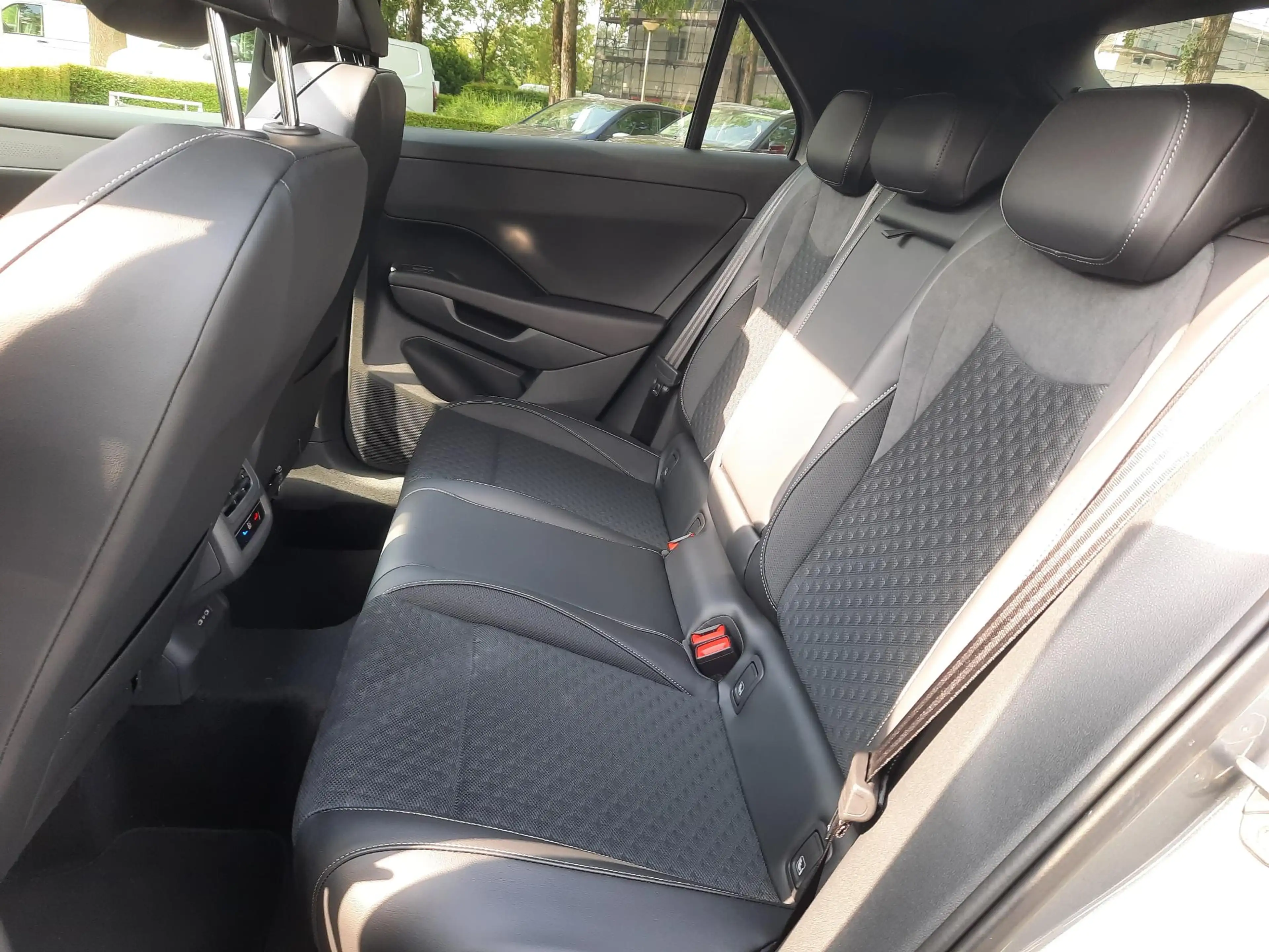 Volkswagen T-Roc 1.5 eTSI 150pk DSG R-Line Blackstyle (Pano,Camera) — photo 11