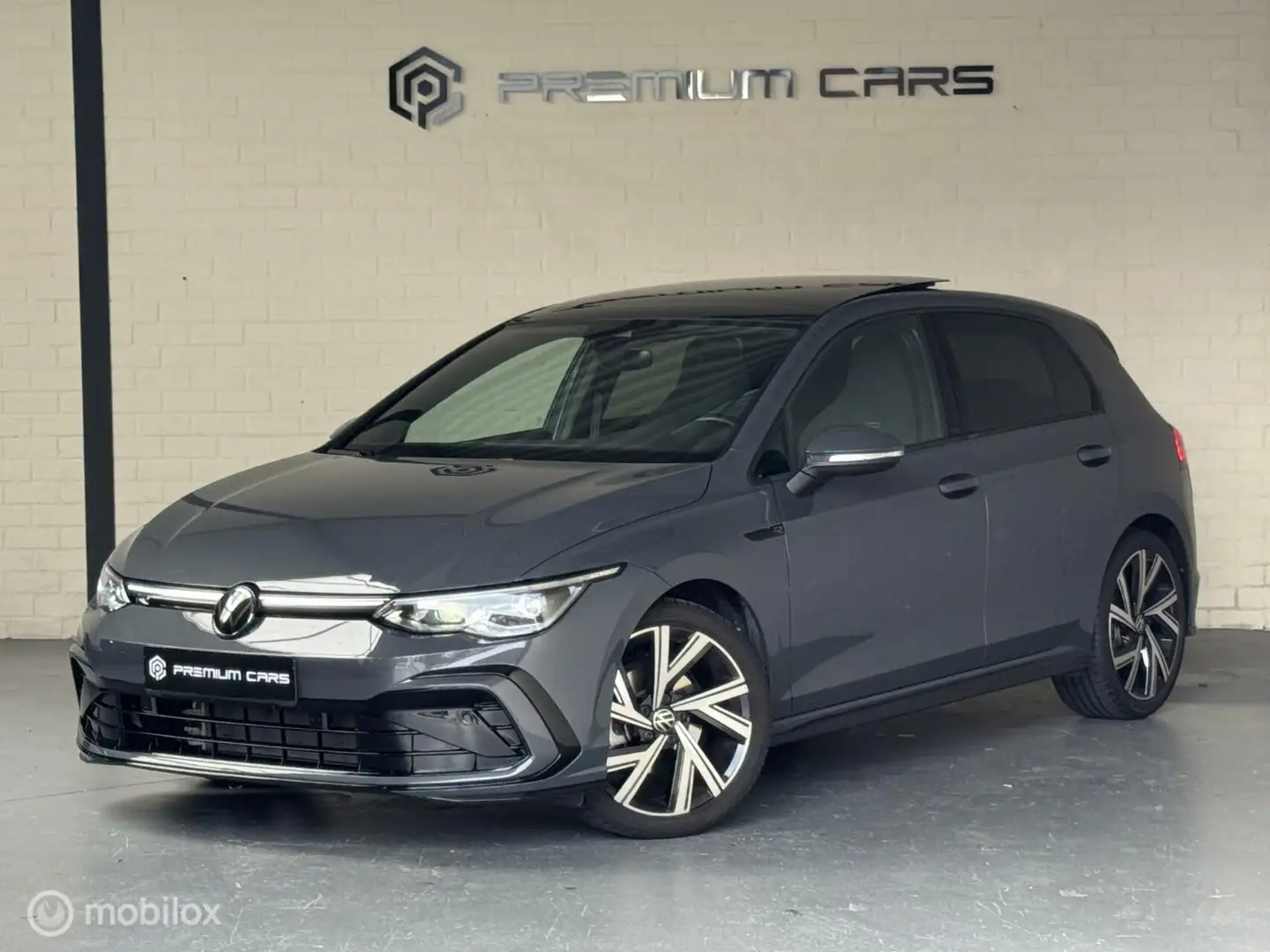 Volkswagen Golf 1.5 eTSI R-Line Pano Keyless H&K Camera Grijs - 1
