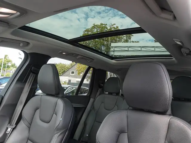 Volvo XC90 view 8