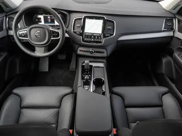 Volvo XC90 view 11