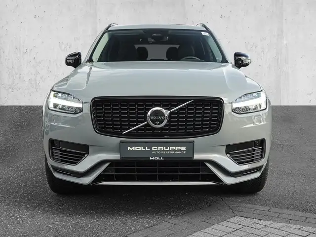 Volvo XC90 view 3