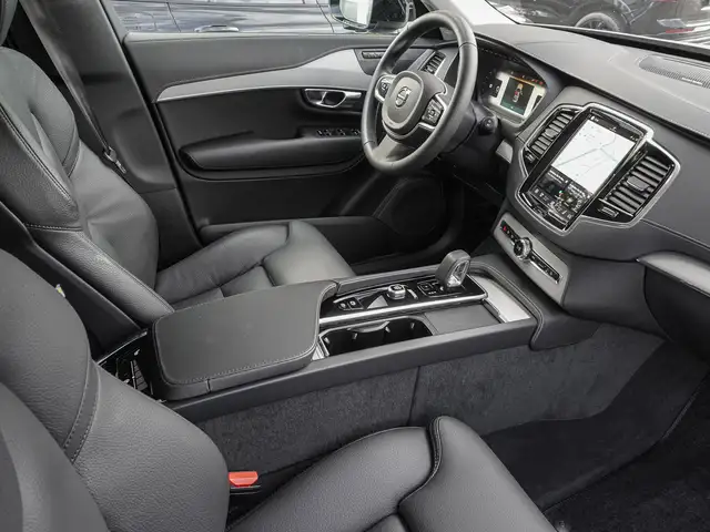 Volvo XC90 view 9