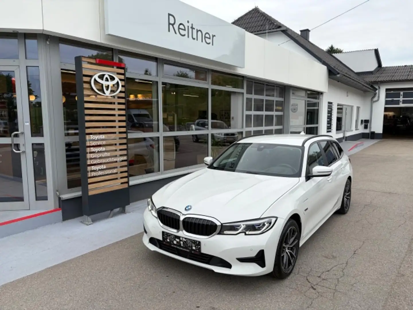 BMW 330 330e xDrive Touring Weiß - 1