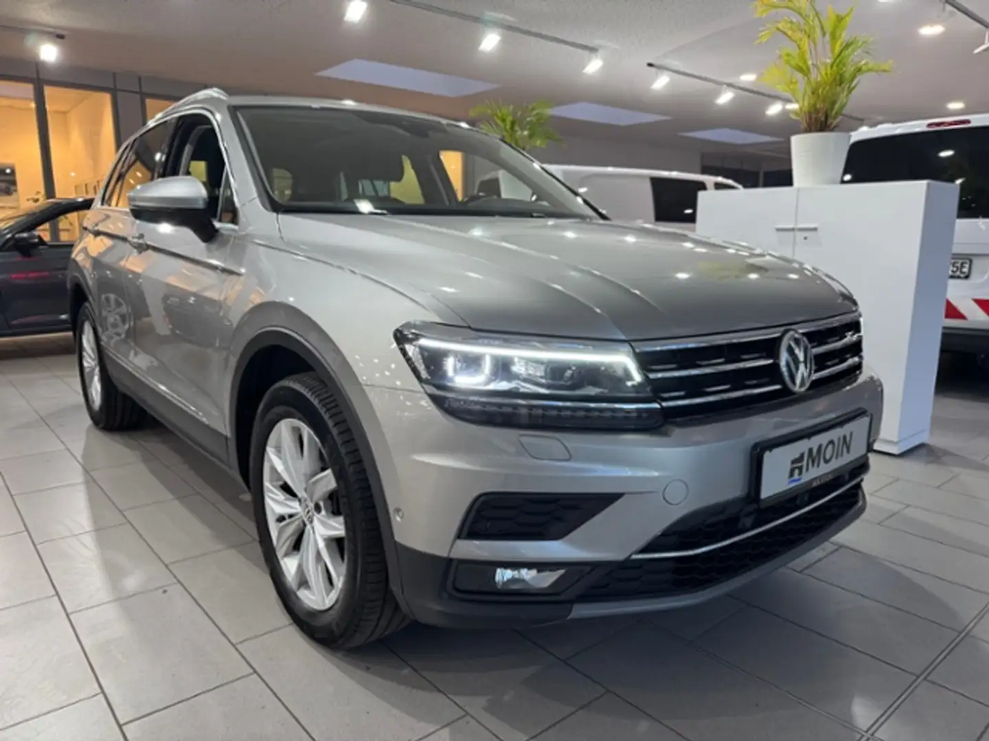 Volkswagen Tiguan 2.0 TDI DSG Highline 4Motion RearView Silber - 2
