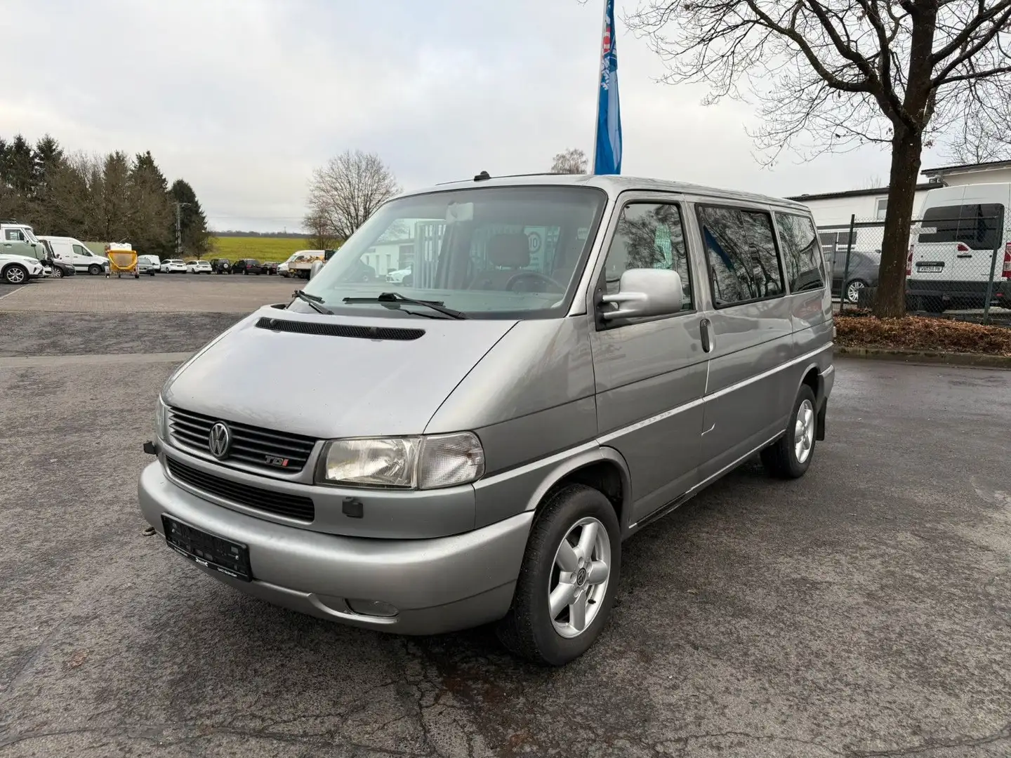 Volkswagen T4 Caravelle 2.5 TDI*8Fach*ServiceVoll*7Sitzer* Silber - 2