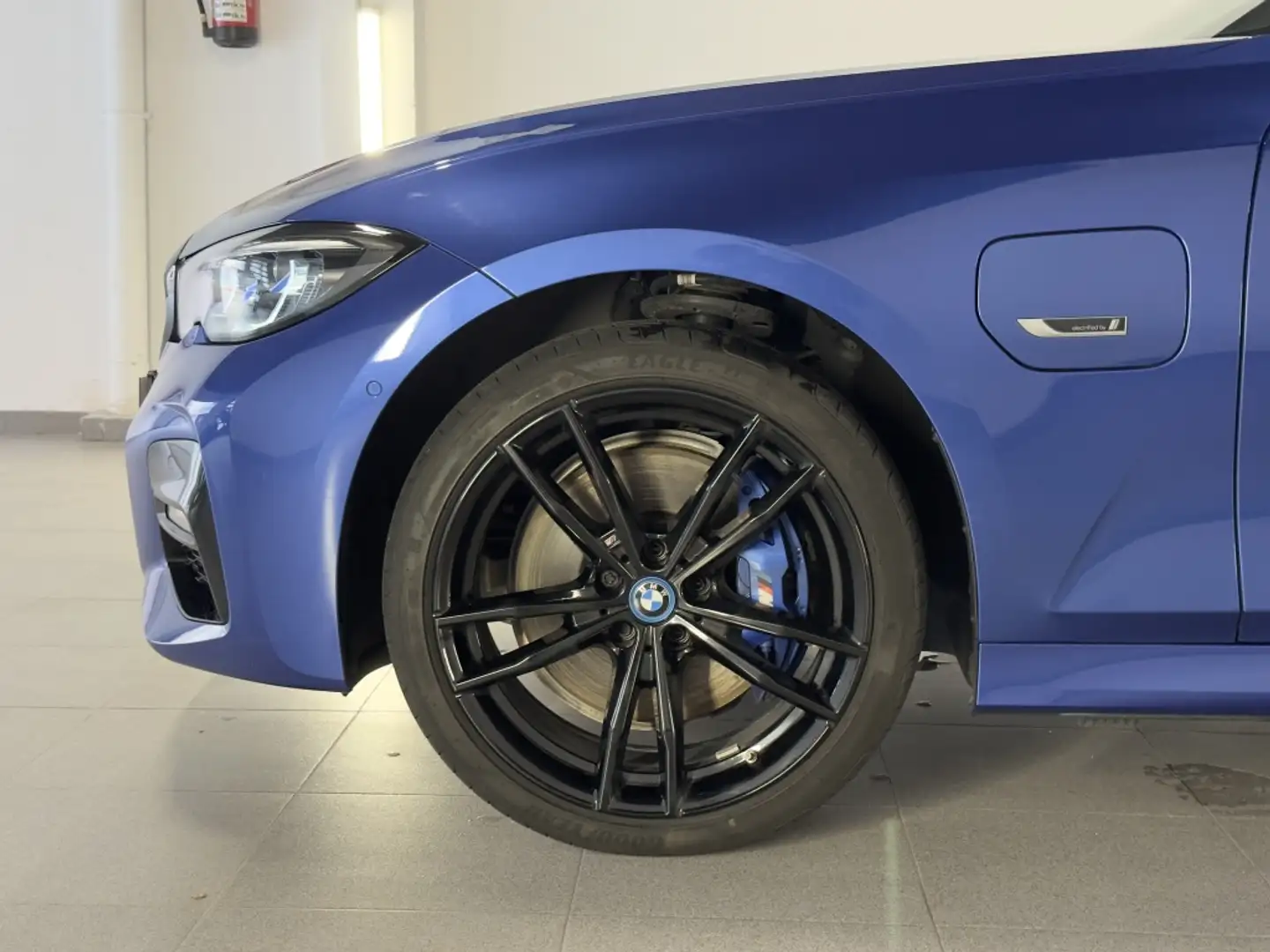 BMW 330 330e xDrive Touring Bleu - 2