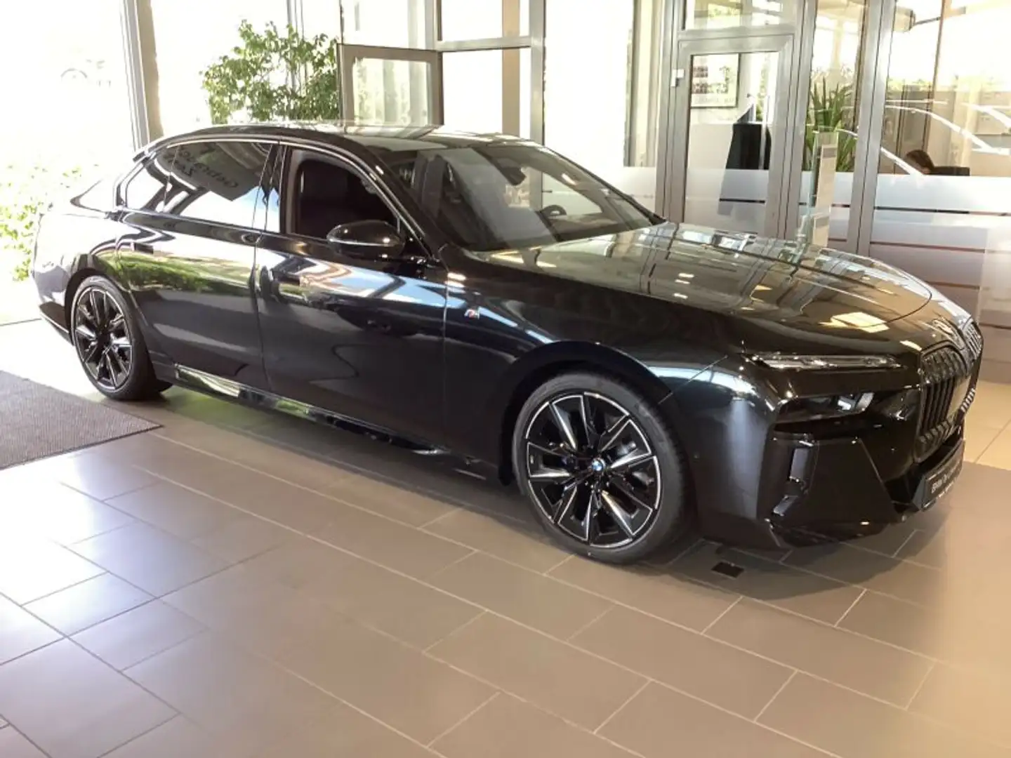 BMW 740 d xDrive Limousine M Sportpaket Schwarz - 1
