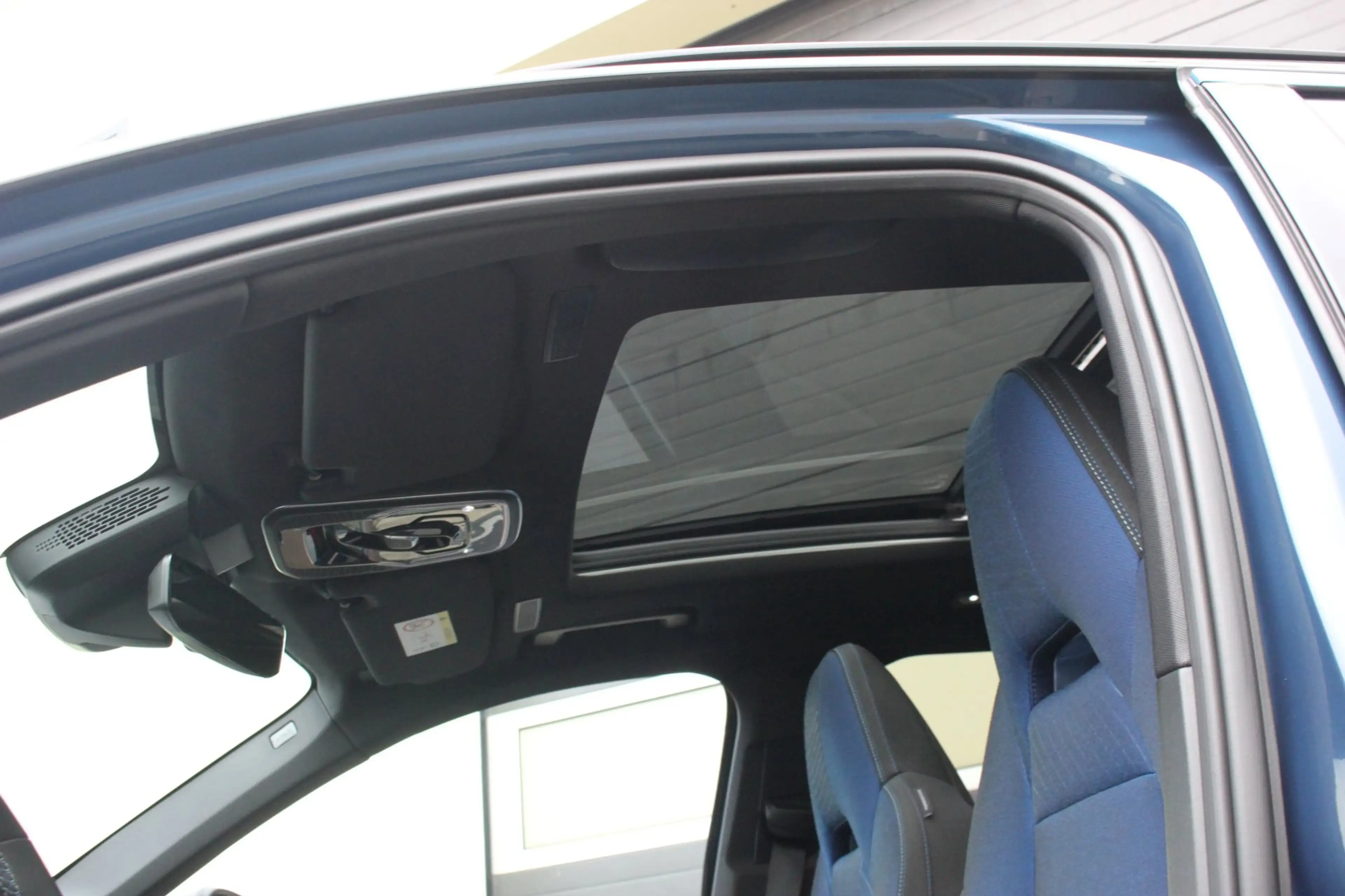Lynk & Co 01 1.5 PHEV Plug-in hybrid | NAP | Donkere Hemelbekle — photo 8