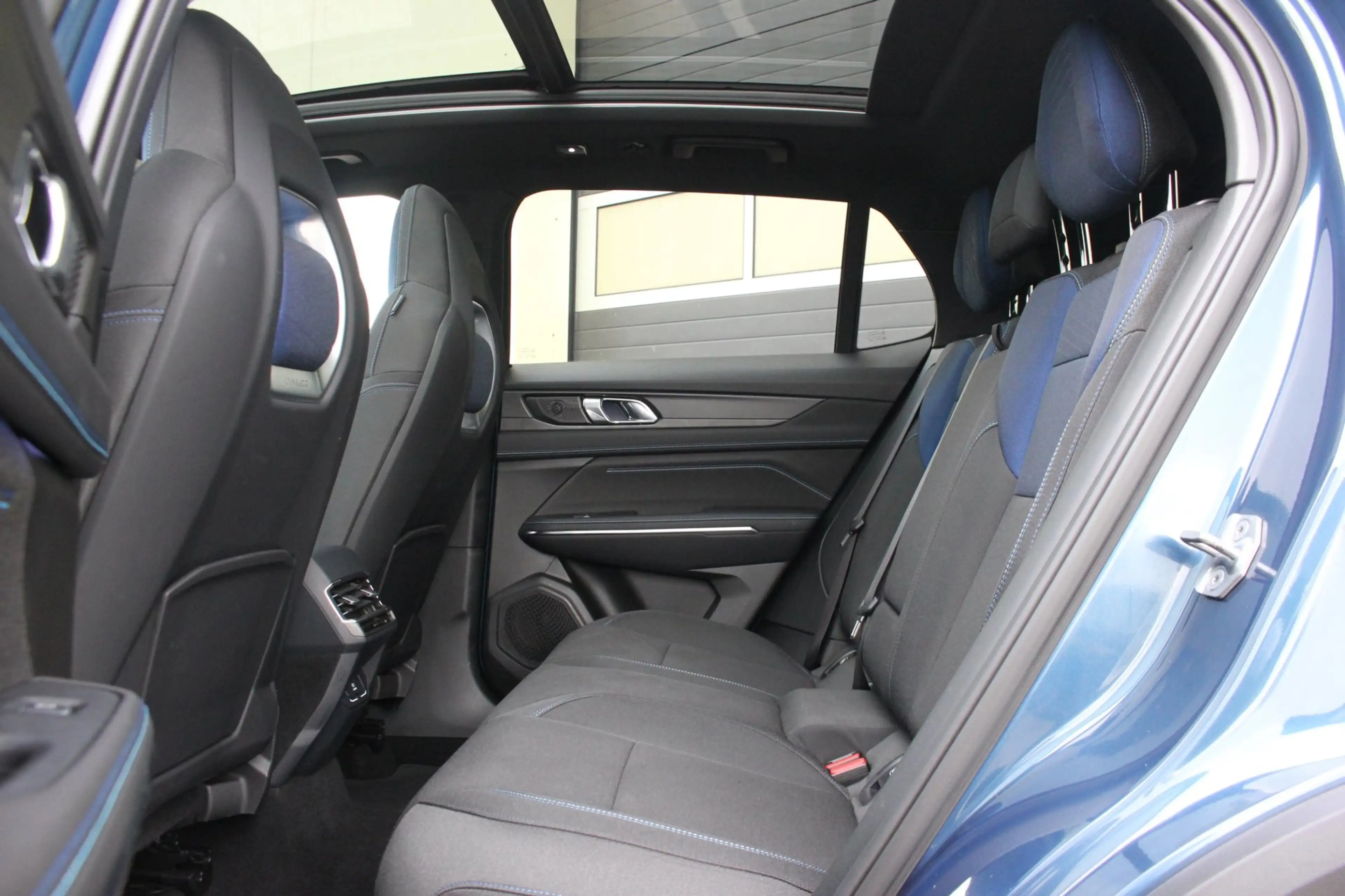 Lynk & Co 01 1.5 PHEV Plug-in hybrid | NAP | Donkere Hemelbekle — photo 7