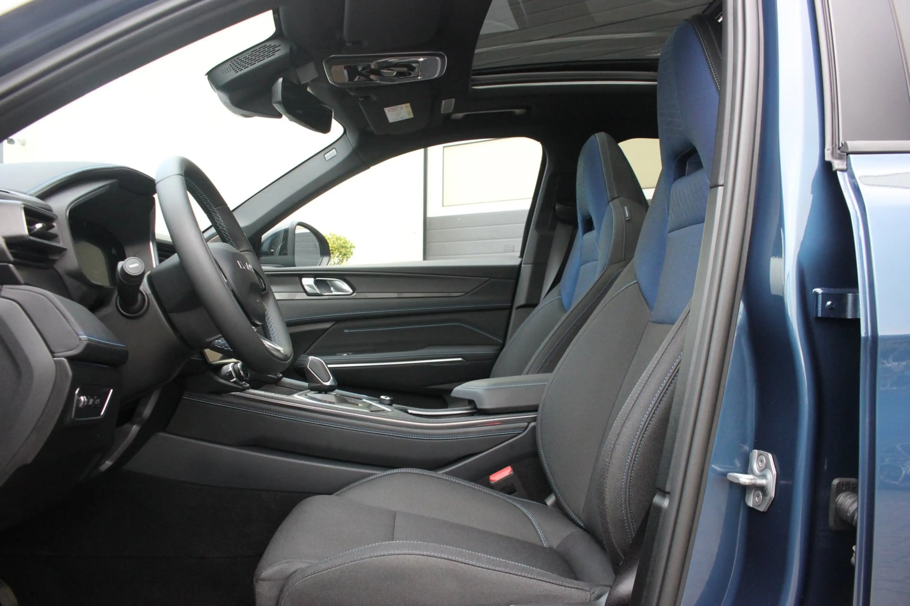 Lynk & Co 01 1.5 PHEV Plug-in hybrid | NAP | Donkere Hemelbekle — photo 11