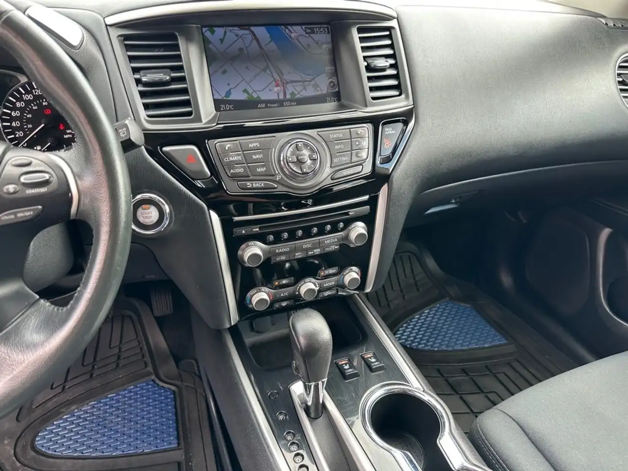 Nissan Pathfinder снимка Nissan Pathfinder