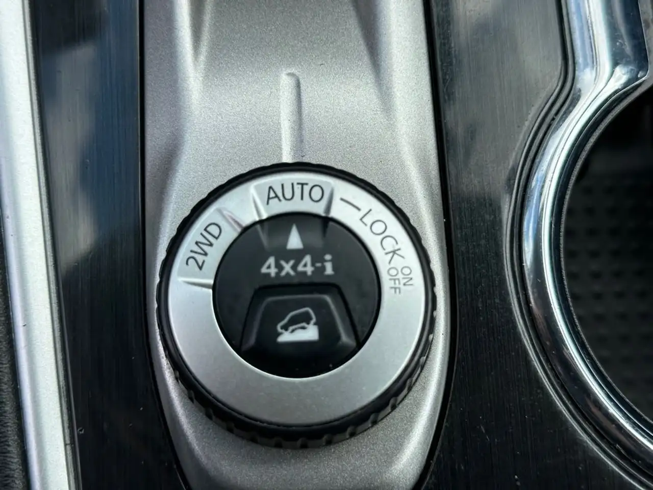 Nissan Pathfinder снимка Nissan Pathfinder