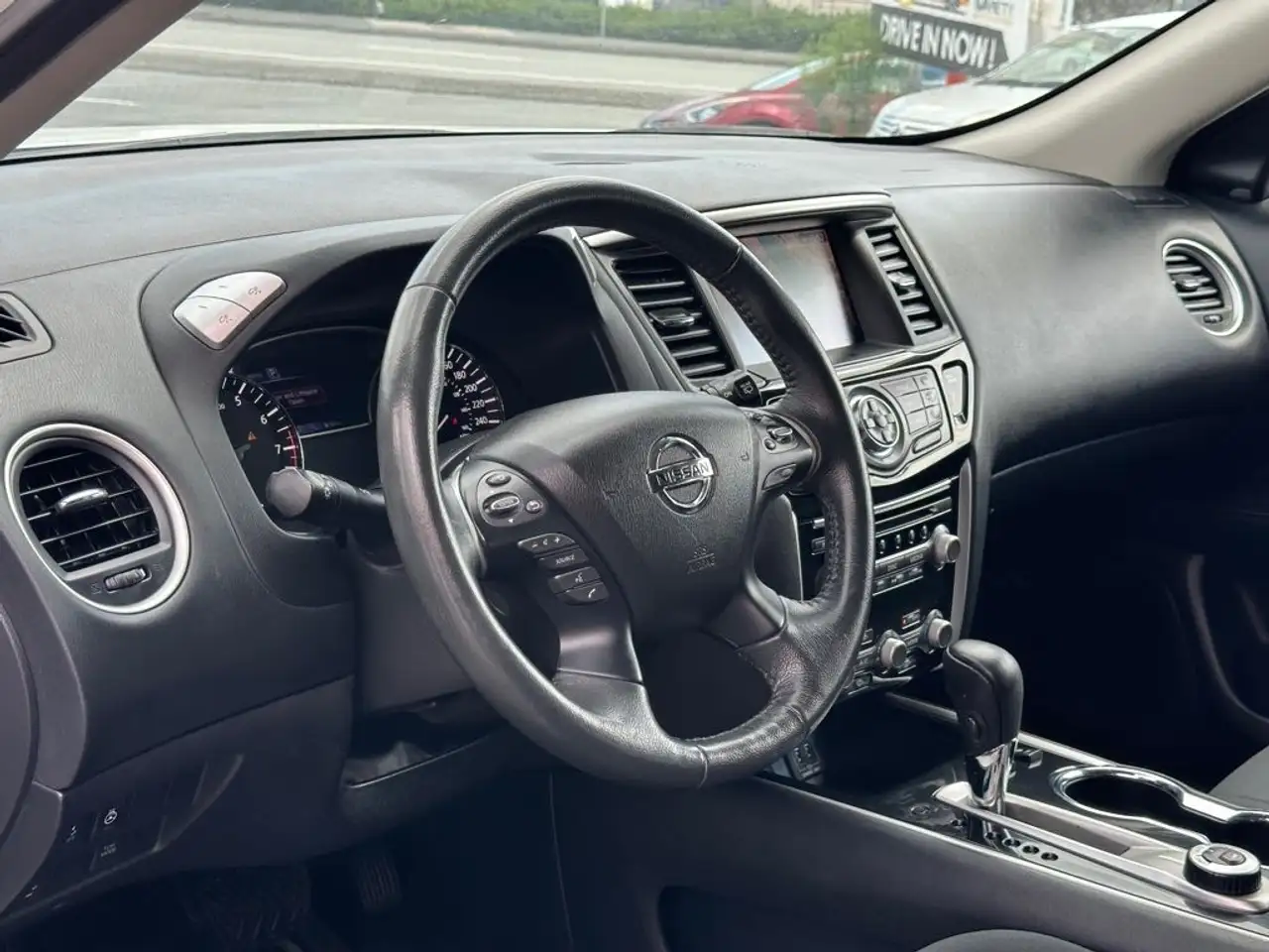 Nissan Pathfinder снимка Nissan Pathfinder