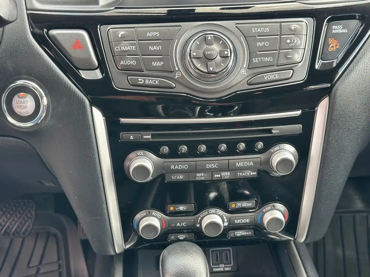 Nissan Pathfinder снимка Nissan Pathfinder