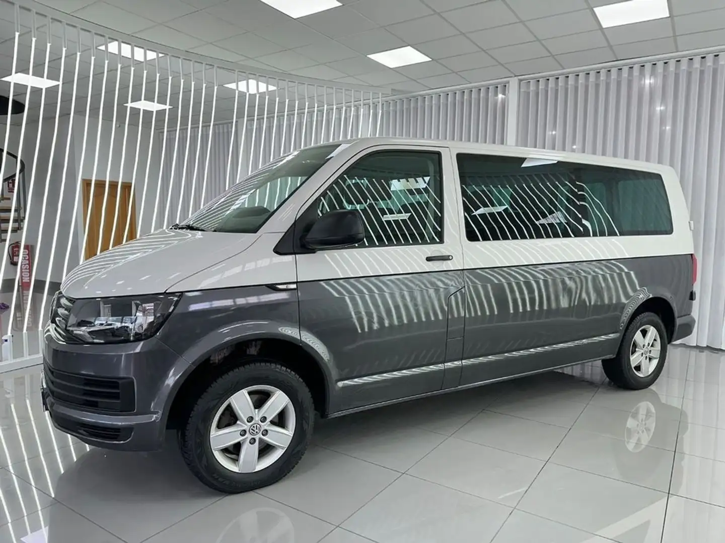 Volkswagen Largo 2.0 TDI 110kW BMT DSG Gris - 2