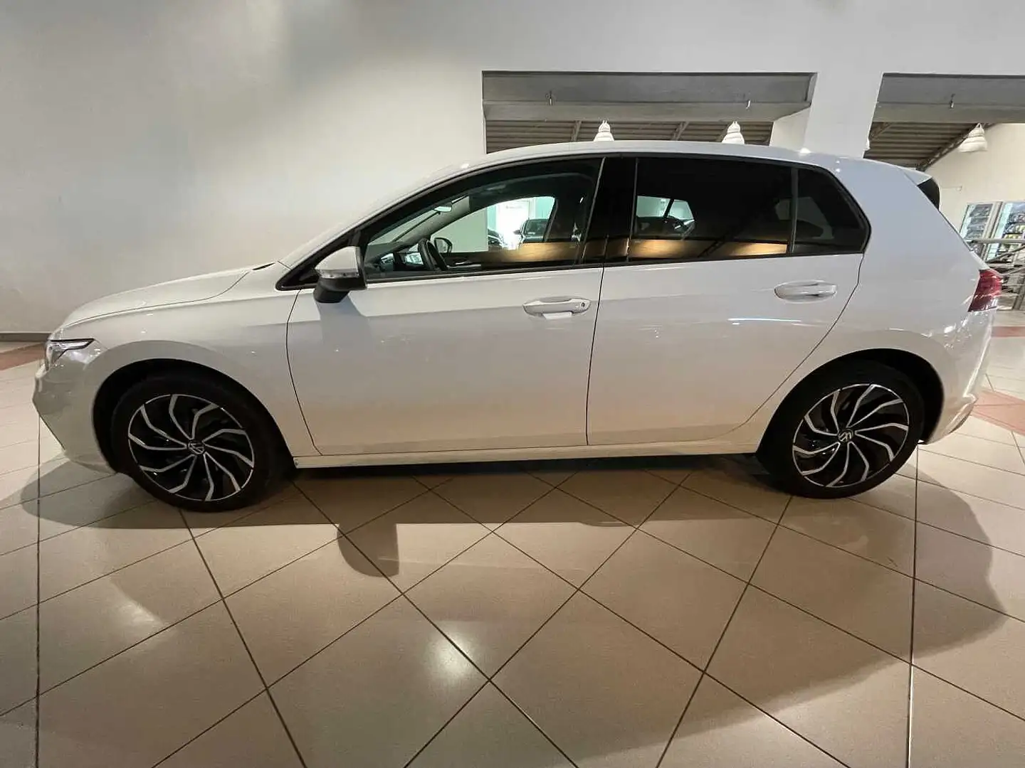 Volkswagen Golf 8ª serie 1.5 eTSI 130 CV EVO ACT DSG Life Bianco - 2