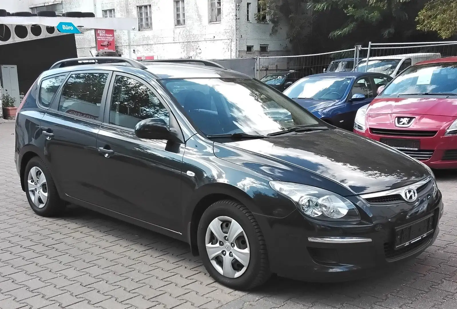 Hyundai i30 CW 1.4 Comfort  Neuer Tüv Schwarz - 2