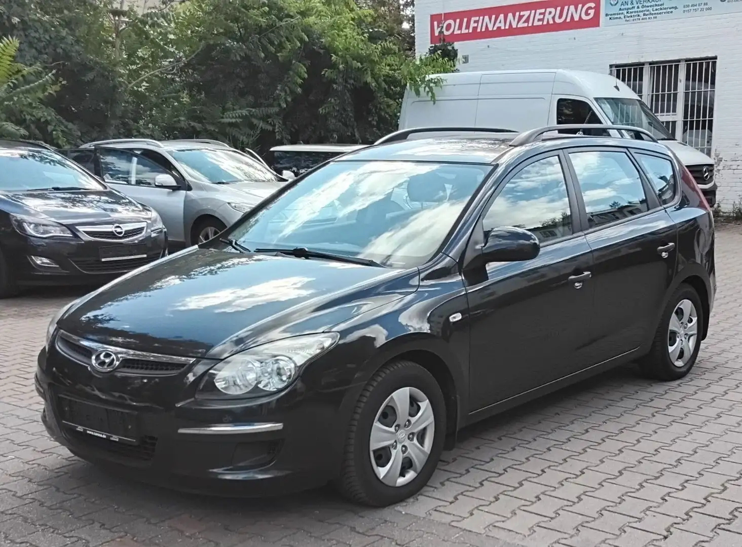 Hyundai i30 CW 1.4 Comfort  Neuer Tüv Schwarz - 1