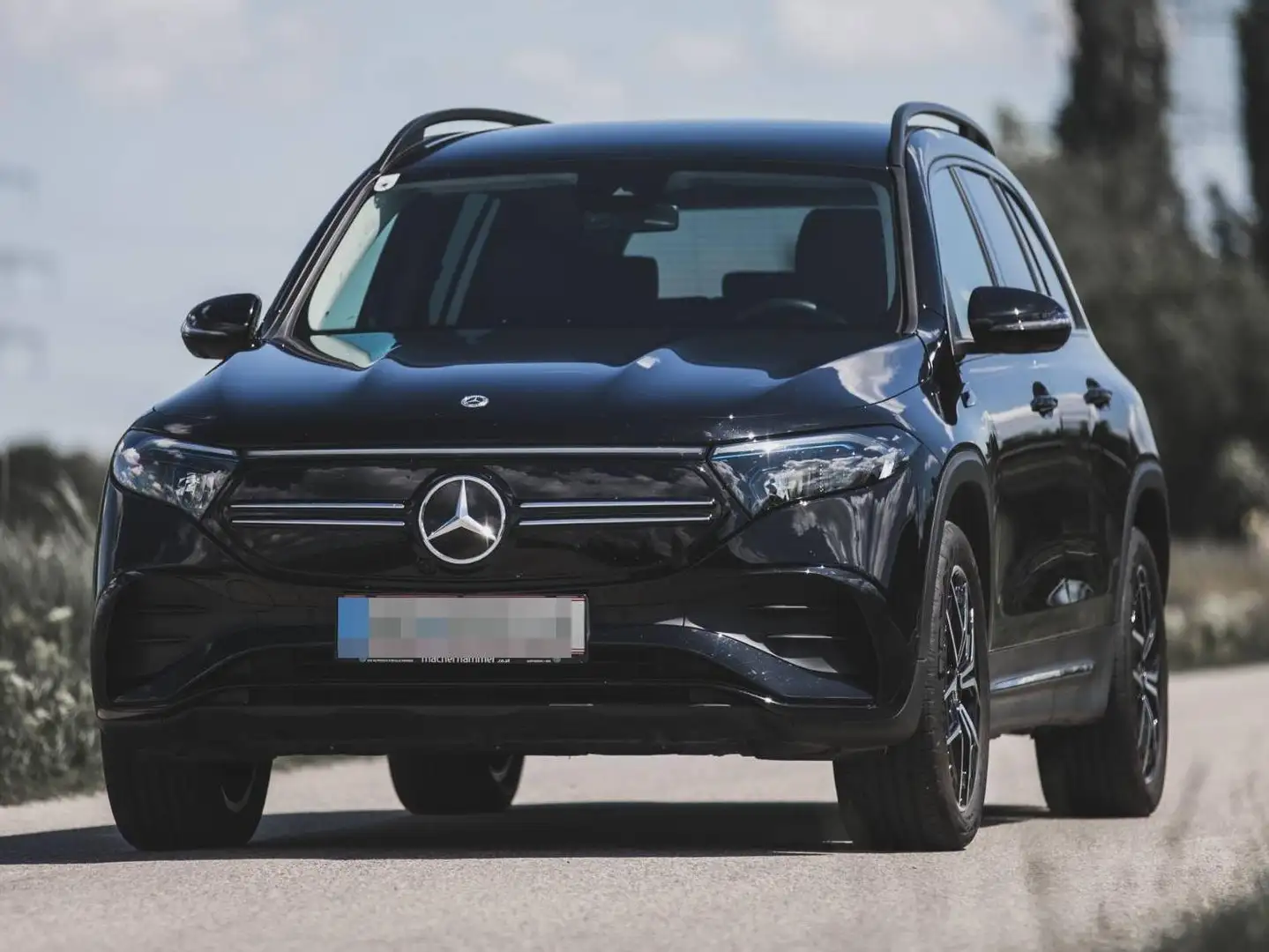 Mercedes-Benz EQB 350 Mercedes-Benz EQB 350 4MATIC AMG Line Schwarz - 1