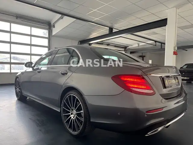 Mercedes-Benz 220 view 13