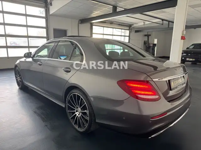 Mercedes-Benz 220 view 10