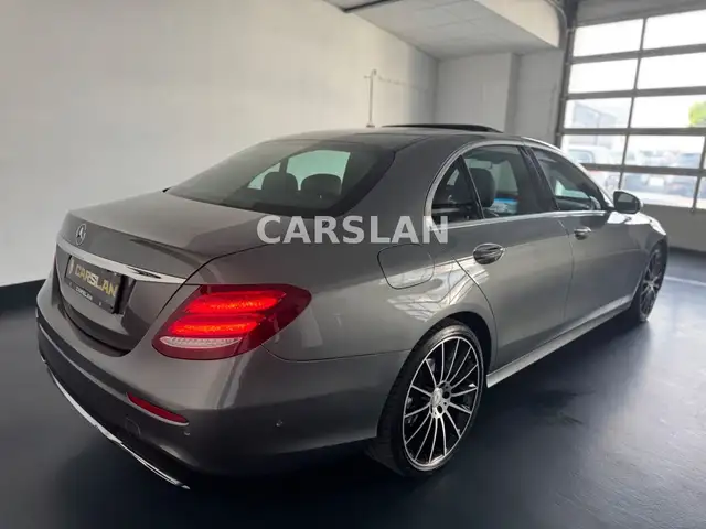 Mercedes-Benz 220 view 12
